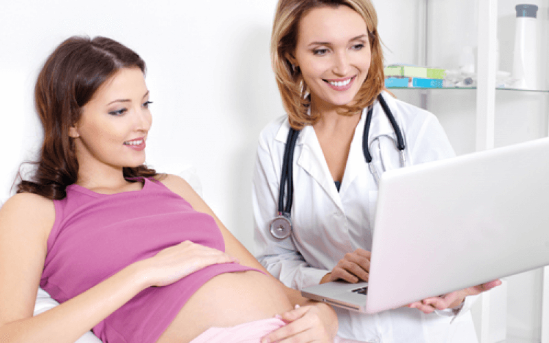 Pregnant woman consulting gynecologist in Bhopal at Maan Hospital